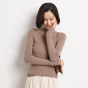 Pull à col roulé pour femmes polyvalentes à la mode avec bas rayé chemise d'hiver ajustée avec logo avant - Product Image 1