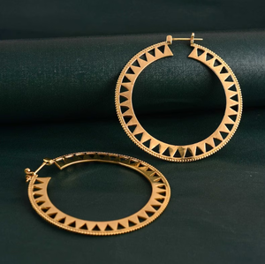 Pendientes de aro recortados tribales de Latón chapado en oro | Aros con patrón de triángulo geométrico | Joyería étnica hecha a mano para mujer - Product Image 6