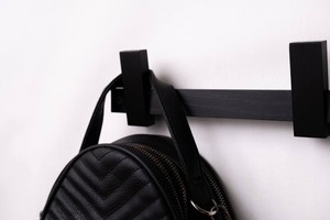 Cintre en bois naturel de marque de luxe avec logo personnalisé de haute qualité fabriqué au Vietnam cintre en bois pour vêtements avec crochet en or - Product Image 3