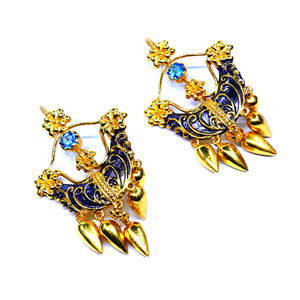 Boucles d'oreilles pendantes classiques et tendance en argent sterling 925 fabriquées en Inde, bijoux de mariage avec topaze bleue et placage or pour femmes - Product Image 1