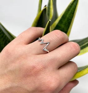 Bague en V géométrique Heartbeat Wave pour femmes Bande ouverte ajustable Design moderne minimaliste Bijoux en argent faits à la main pour un usage quotidien - Product Image 2