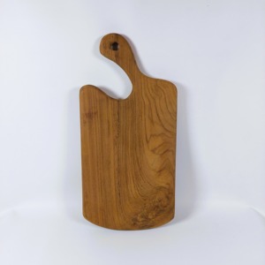 Tabla de Cortar de Madera de Teca Maciza Hecha a Mano de Primera Calidad con Acabado Liso, Bordes Redondeados y Asa Decorativa para Colgar en la Cocina - Product Image 1