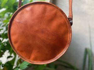 Bolso de Hombro Hecho a Mano de Cuero de Cabra, Bolso de Cantina con Bordado de Rajasthani, Multicolor Tradicional, Vintage, 9x9 Pulgadas - Product Image 5