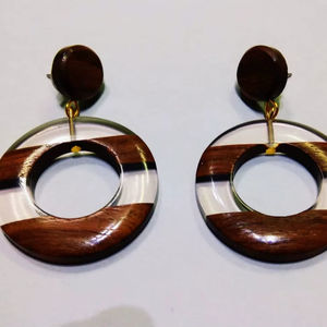 Boucles d'oreilles rondes vintage, boucles d'oreilles en résine design, boucles d'oreilles élégantes faites maison avec des perles de graines, bijoux uniques à la mode, fabrication artisanale créative - Product Image 2