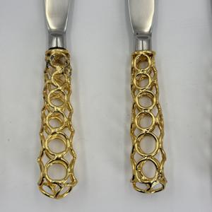 Nouveaux modèles de couteaux à beurre en métal robuste, finition argentée, avec poignées uniques et fantaisistes plaquées or, de conception originale. - Product Image 3