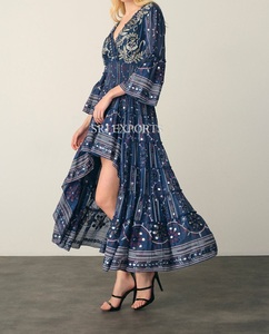 Robe longue bohème en mousseline brodée, col en V, ourlet asymétrique, manches trois-quarts volantées, coupe ample évasée pour femme, idéale pour l'été - Product Image 1