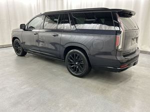 รถยนต์อเนกประสงค์ SUV ครอสโอเวอร์ รุ่น E-SCALADE ESV SPORT PLATINUM ปี 2023 สีเทา ขับเคลื่อนสี่ล้อ 4WD ความจุถังน้ำมัน 28 แกลลอน ระยะทางวิ่ง 18 ไมล์ต่อแกลลอน เครื่องยนต์ 6.2L V8 420 แรงม้า เกียร์อัตโนมัติ ใช้งานได้อย่างเหมาะสม - Product Image 4