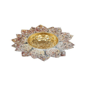 Cuenco Urli de serenidad sagrada con flores flotantes Diya para espacios sagrados Cuenco Urli de armonía floral con flores flotantes - Product Image 2