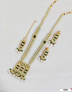 Ensemble collier et boucles d'oreilles en or Kundan traditionnel élégant avec bijoux en alliage de fantaisie indien Mangtika pour femmes et filles perle imparfaite - Product Image 2