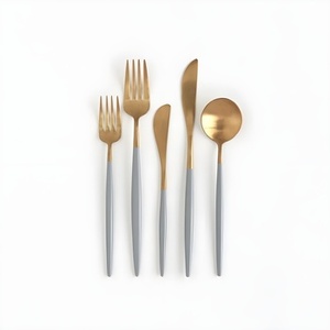 ชุดเครื่องใช้บนโต๊ะอาหารสีทองและเทาชุดเครื่องใช้บนโต๊ะอาหารทันสมัยหรูหราสำหรับการรับประทานอาหารสุดหรูที่ผลิตในอินเดีย - Product Image 1