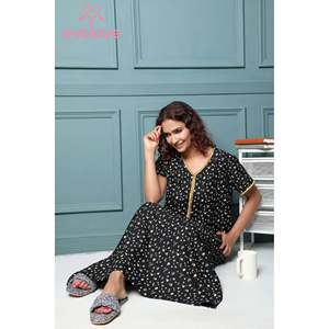 Chemise de nuit longue Evolve pour femme, noire, 100 % viscose imprimée, taille XS, ultra douce et confortable, en tissu tissé, design élégant - Product Image 3