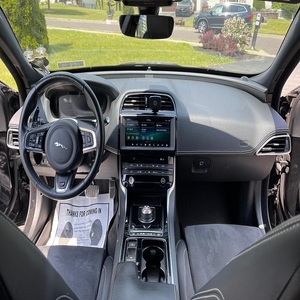 Alerte Offre Exceptionnelle! Superbe Jaguar XE S 3L 2019, V6 suralimenté, transmission automatique 8 vitesses, transmission intégrale, finition extérieure Santorini Black, berline de luxe - Product Image 3