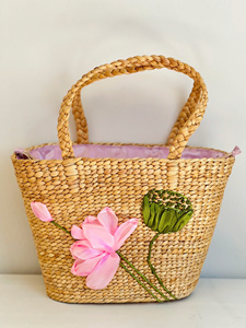 Bolso de paja ecológico hecho a mano de jacinto de agua ideal para viajes de compras o uso en la playa con textura suave y diseño fuerte - Product Image 3