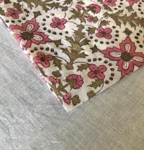 Tissu en coton imprimé à la main, motif floral géométrique sur toute la surface |   Tissu ethnique indien rose brun - Product Image 3