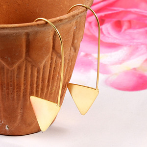 Sofisticados pendientes colgantes de Latón chapado en oro de 18K para mujer, abalorio Triangular finamente elaborado, mezcla de forma minimalista para regalo - Product Image 1