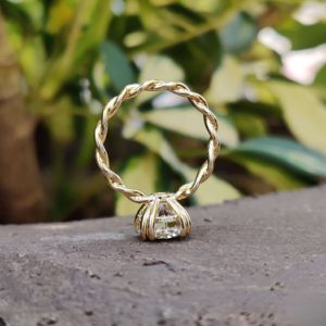 Elegante anillo de compromiso de diamantes cultivados en laboratorio con corte de cojín de 1,5 CT banda de cuerda trenzada de Ley 925 certificada IGI para boda de mujer - Product Image 4