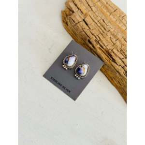 Boucles d'oreilles clous Trish Largo Purple Mohave en composite et argent sterling, forme goutte d'eau avec technologie d'incrustation à sertissage clos - Product Image 3