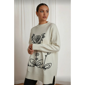 Camiseta Larga de Punto con Estampado Elegante, Corte Holgado para un Look Moderno y Elegante - Product Image 1