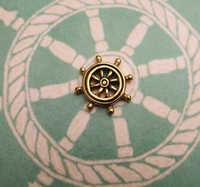 Épinglette de roue de navire d'or-CC598G-nautique, navire, roue de bateau, voile, qualité meilleure roue de bateau nautique décor fait à la main