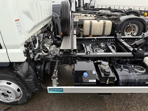 Camion de transport urbain d'occasion Mitsubishi Fuso Canter RHD Euro 6 Diesel à transmission automatique avec benne hydraulique - Product Image 6