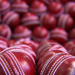 Pelotas de críquet promocionales de calidad de exportación, pelotas duras de críquet personalizadas de calidad de partido profesional, pelotas de práctica - Product Image 4