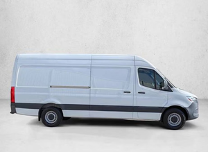 W1Y4KCHYXPT112199 Fourgon utilitaire pleine grandeur 2023, propulsion arrière, moteur diesel turbo 2.0L, 211 ch, couple de 450 Nm, vitesse maximale de 170 km/h, faible kilométrage - Product Image 4