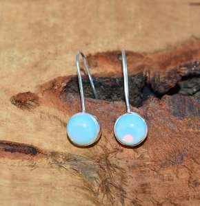 Boucles d'oreilles en fil d'argent sterling 925 avec opale laiteuse, bijoux en pierres précieuses de forme ronde faits à la main, cadeaux élégants pour femmes - Product Image 1