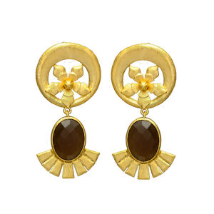 Recién llegado, Pendientes colgantes con diseño de flores únicas chapadas en oro con pendientes de latón con piedras preciosas de Calcedonia marrón - Product Image 1