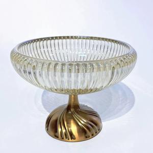 Bol décoratif en verre élégant avec support en métal, parfait pour la présentation de fruits sur la table, le comptoir de cuisine ou le service de chocolat, en provenance d'Inde - Product Image 5