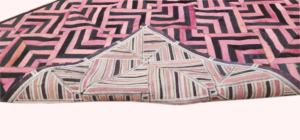 Tapis artisanal en patchwork de cuir de vache rose et noir, tapis moderne en cuir à poils pour la décoration de la maison et du bureau - Product Image 3