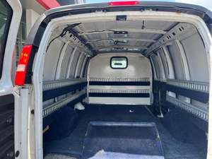 Blanco usado 2018 Chevrolet Express Cargo 2500 RWD con ruedas de acero Asientos de tela Sistema de navegación Arranque remoto - Product Image 3