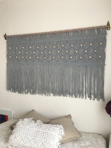 Tapiz de Macramé Gris Hecho a Mano con Cuentas de Madera y Diseño de Fibra Larga para una Decoración Boho Chic del Hogar, Procedente de la India - Product Image 2