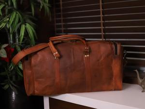 Sac polochon en cuir véritable à motif de bonbons vintage unisexe fait à la main à la mode Gym et voyage Weekender bagages de nuit - Product Image 4