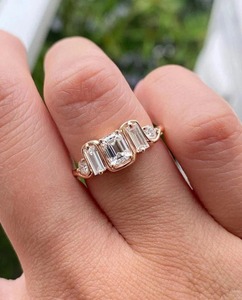 Anillo de compromiso de cinco piedras de moissanita de corte esmeralda apilable anillo de boda de corte esmeralda regalo de boda regalo para ella - Product Image 4