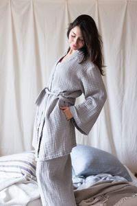 Robe longue en mousseline de coton à 3 couches pour femmes, col en V, manches longues, peignoir classique doux, couleur unie, fermeture à cordon - Product Image 2