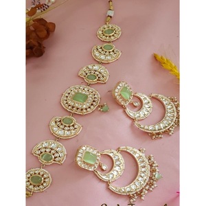 Gargantilla Kundan de Latón Chapado en Oro de Primera Calidad con Juego de Aretes, Regalo Tradicional para Bodas - Product Image 1