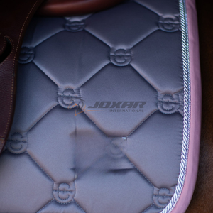 Tapis de selle d'équitation classique Tapis de selle anglais OEM Respirant Doublure douce matelassé Construction durable pour tout usage - Product Image 3