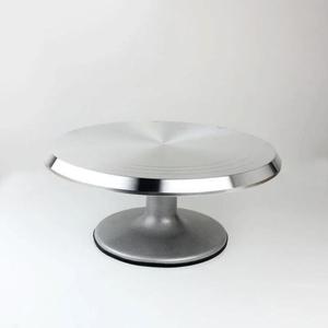 Sofisticados soportes de aluminio para pasteles con bordes biselados y añadiendo un aspecto pulido a las mesas de postres en eventos de lujo - Product Image 1