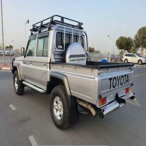 Toyota Land Cruiser d'occasion Conduite à droite Diesel Pickup Double Cabine Lumière Intérieur Automatique Boîte de Vitesses Manuelle R19 Taille de Pneu Turbo - Product Image 4