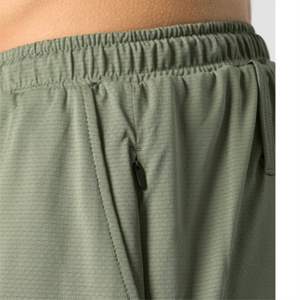 Pantalones cortos reflectantes para correr para hombre: Características de seguridad 2 en 1 para carreras nocturnas, con forro de compresión interior - Product Image 3
