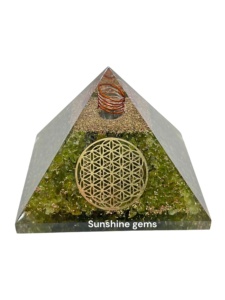 Pyramide d'orgone péridot en vrac Pyramide d'orgonite péridot faite à la main pour guérir l'abondance et l'énergie du chakra du coeur Pyramide de cristal - Product Image 3