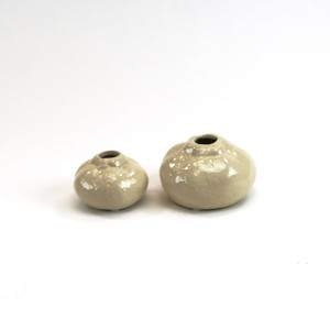 CBD4104WT - Vase en céramique moyen en forme de gourde - 4,3 L x 2,7 H - Product Image 1