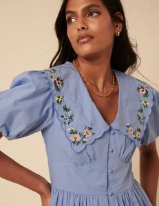 Blusa de algodón de manga corta de verano para mujer con cuello en V bordado Detalles huecos Mangas abullonadas Blusa elegante Calidad Premium - Product Image 3