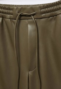 กางเกงขาสั้นกีฬาลำลองคุณภาพสูงสำหรับผู้ชาย รุ่นใหม่ล่าสุด ลายเรียบ ผลิตจากผ้าไม่ทอที่เป็นมิตรกับสิ่งแวดล้อม แห้งเร็ว ย้อมสีพื้น - Product Image 6