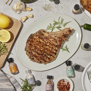Juego BBQ de Especias para Parrilla Smokehouse by Thoughtfully Incluye Pinzas para BBQ, Gran Regalo para Hombres, Papá o Esposo en Días Festivos - Product Image 6