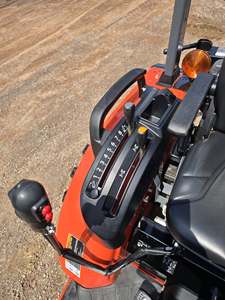 Tractor de jardín Kubota LX2620 rojo 4x4 en excelentes condiciones, transmisión por engranajes, alto nivel de seguridad. - Product Image 2