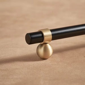 \ Lot de 3 poignées de porte noires avec design doré de différentes tailles, parfaites pour les bureaux à domicile modernes et les portes d'entrée de luxe en provenance d'Inde - Product Image 3