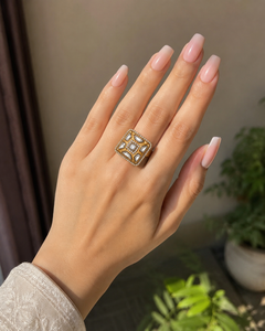 Anillo de cóctel cuadrado de moissanita Polki |   Borde con Pavé de Circonitas |   Plata 925 Chapada en Oro |   Joyería nupcial india al por mayor en Jaipur - Product Image 3