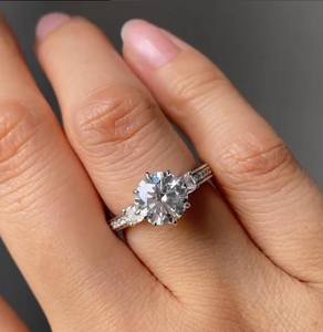 Anillo Apilable de Plata 925 con Gema de Moissanita Redonda en Forma de Trébol de Lujo, Certificado IGI, Regalo de Aniversario de Bodas para Novia - Product Image 1