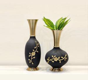 Pot de vase à fleurs en métal pour décoration de maison et de table Design de texture fait à la main avec couleur noir et or à prix raisonnable - Product Image 6